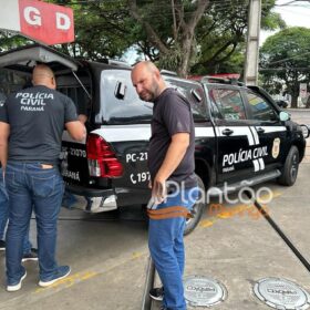 Câmera registra momento em que homem é preso com pistola em posto de combustível em Maringá Foto 3 Fotos de Câmera registra momento em que homem é preso com pistola em posto de combustível em Maringá