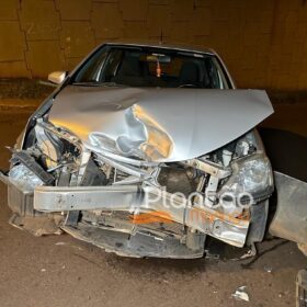 Carro invade preferencial e causa grave acidente em Maringá Foto 3 Fotos de Carro invade preferencial e causa grave acidente em Maringá