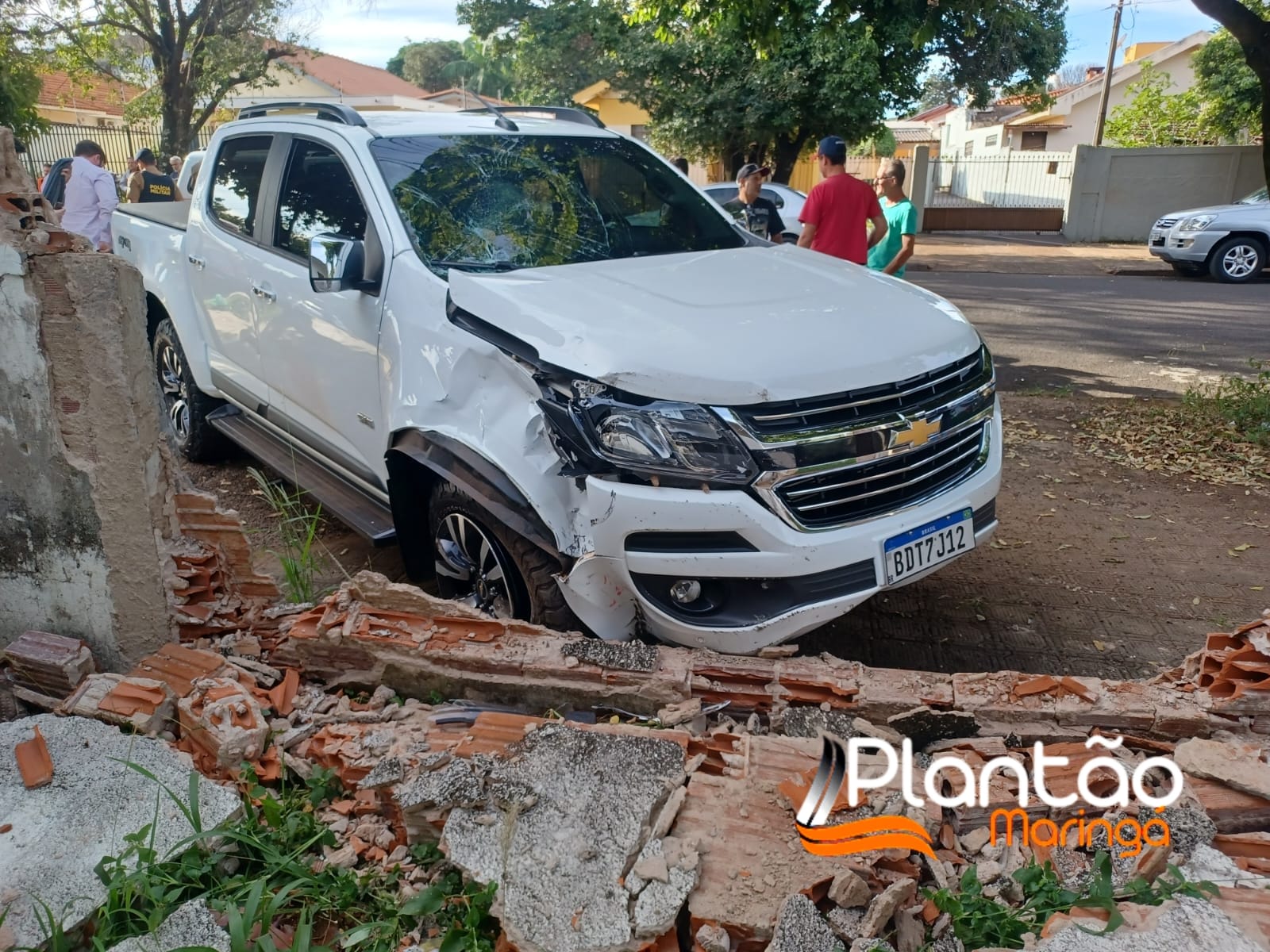 Motociclista é intubado após acidente envolvendo três veículos em Maringá Foto 2 Fotos de Motociclista é intubado após acidente envolvendo três veículos em Maringá