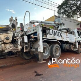 Operário fica soterrado após barranco desmoronar em obra em Maringá Foto 3 Fotos de Operário fica soterrado após barranco desmoronar em obra em Maringá