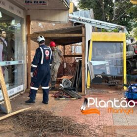 Operário fica soterrado após barranco desmoronar em obra em Maringá Foto 1 Fotos de Operário fica soterrado após barranco desmoronar em obra em Maringá