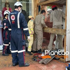 Operário fica soterrado após barranco desmoronar em obra em Maringá Foto 6 Fotos de Operário fica soterrado após barranco desmoronar em obra em Maringá