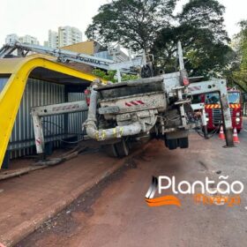 Operário fica soterrado após barranco desmoronar em obra em Maringá Foto 8 Fotos de Operário fica soterrado após barranco desmoronar em obra em Maringá
