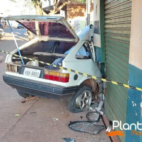 Passageiro morre após carro bater em contra parede e condutor que é amigo da vítima foge sem prestar socorro em Sarandi Foto 2 Fotos de Passageiro morre após carro bater em contra parede e condutor que é amigo da vítima foge sem prestar socorro em Sarandi