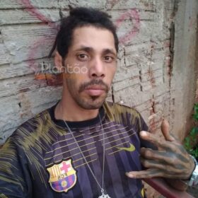 Passageiro morre após carro bater em contra parede e condutor que é amigo da vítima foge sem prestar socorro em Sarandi Foto 11 Fotos de Passageiro morre após carro bater em contra parede e condutor que é amigo da vítima foge sem prestar socorro em Sarandi