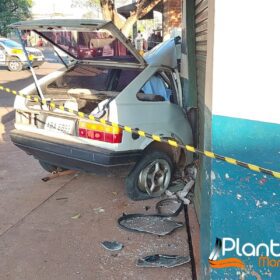 Passageiro morre após carro bater em contra parede e condutor que é amigo da vítima foge sem prestar socorro em Sarandi Foto 12 Fotos de Passageiro morre após carro bater em contra parede e condutor que é amigo da vítima foge sem prestar socorro em Sarandi
