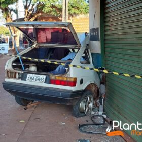 Passageiro morre após carro bater em contra parede e condutor que é amigo da vítima foge sem prestar socorro em Sarandi Foto 14 Fotos de Passageiro morre após carro bater em contra parede e condutor que é amigo da vítima foge sem prestar socorro em Sarandi