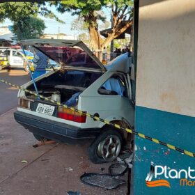 Passageiro morre após carro bater em contra parede e condutor que é amigo da vítima foge sem prestar socorro em Sarandi Foto 3 Fotos de Passageiro morre após carro bater em contra parede e condutor que é amigo da vítima foge sem prestar socorro em Sarandi