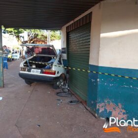 Passageiro morre após carro bater em contra parede e condutor que é amigo da vítima foge sem prestar socorro em Sarandi Foto 5 Fotos de Passageiro morre após carro bater em contra parede e condutor que é amigo da vítima foge sem prestar socorro em Sarandi