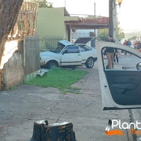 Passageiro morre após carro bater em contra parede e condutor que é amigo da vítima foge sem prestar socorro em Sarandi Foto 7 Fotos de Passageiro morre após carro bater em contra parede e condutor que é amigo da vítima foge sem prestar socorro em Sarandi