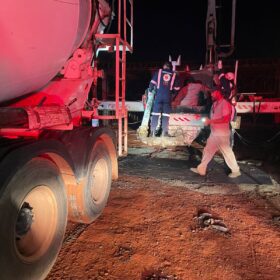 Trabalhador é resgatado após ficar com pé preso em caminhão betoneira em Maringá Foto 9 Fotos de Trabalhador é resgatado após ficar com pé preso em caminhão betoneira em Maringá