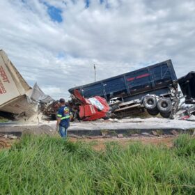 Acidente impressionante deixa uma pessoa morta e outras duas feridas Foto 11 Fotos de Acidente impressionante deixa uma pessoa morta e outras duas feridas