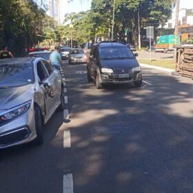Adolescente conduzindo carro, se envolve em acidente na Zona 2, de Maringá Foto 2 Fotos de Adolescente conduzindo carro, se envolve em acidente na Zona 2, de Maringá