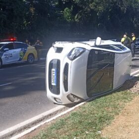 Adolescente conduzindo carro, se envolve em acidente na Zona 2, de Maringá Foto 3 Fotos de Adolescente conduzindo carro, se envolve em acidente na Zona 2, de Maringá
