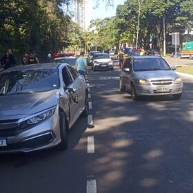 Adolescente conduzindo carro, se envolve em acidente na Zona 2, de Maringá Foto 6 Fotos de Adolescente conduzindo carro, se envolve em acidente na Zona 2, de Maringá