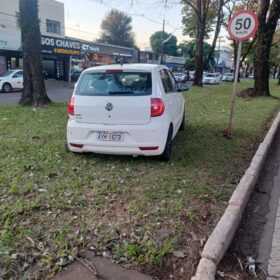Câmera registra batida seguida de capotamento em Maringá Foto 3 Fotos de Câmera registra batida seguida de capotamento em Maringá