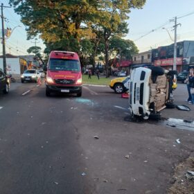 Câmera registra batida seguida de capotamento em Maringá Foto 9 Fotos de Câmera registra batida seguida de capotamento em Maringá