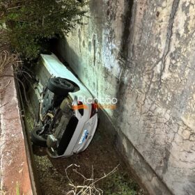 Carro com cinco jovens que retornavam de uma festa despenca de altura de cerca de três metros em Maringá Foto 2 Fotos de Carro com cinco jovens que retornavam de uma festa despenca de altura de cerca de três metros em Maringá
