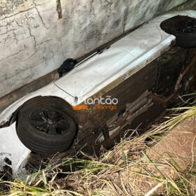 Carro com cinco jovens que retornavam de uma festa despenca de altura de cerca de três metros em Maringá Foto 3 Fotos de Carro com cinco jovens que retornavam de uma festa despenca de altura de cerca de três metros em Maringá