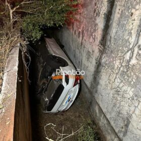 Carro com cinco jovens que retornavam de uma festa despenca de altura de cerca de três metros em Maringá Foto 5 Fotos de Carro com cinco jovens que retornavam de uma festa despenca de altura de cerca de três metros em Maringá