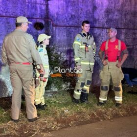 Carro com cinco jovens que retornavam de uma festa despenca de altura de cerca de três metros em Maringá Foto 6 Fotos de Carro com cinco jovens que retornavam de uma festa despenca de altura de cerca de três metros em Maringá