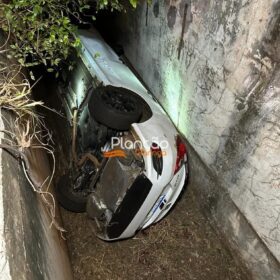 Carro com cinco jovens que retornavam de uma festa despenca de altura de cerca de três metros em Maringá Foto 7 Fotos de Carro com cinco jovens que retornavam de uma festa despenca de altura de cerca de três metros em Maringá