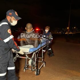 Homem com mandado de prisão em aberto é baleado e preso após atacar e tentar tomar arma de policial feminina em Maringá Foto 3 Fotos de Homem com mandado de prisão em aberto é baleado e preso após atacar e tentar tomar arma de policial feminina em Maringá