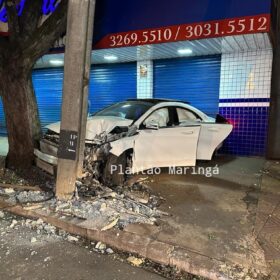 Fotos de Motorista foge após bater carro de luxo em poste em Maringá, diz PM