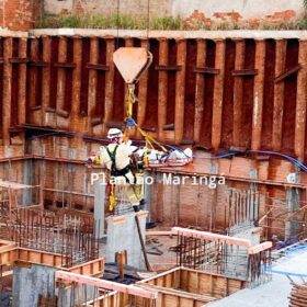 Fotos de Trabalhador da construção civil é intubado após cair em buraco de fundação de prédio, em Maringá