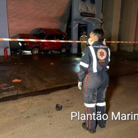 Câmeras de segurança mostram veículo capotando e invadindo empresa, em Maringá Foto 2 Fotos de Câmeras de segurança mostram veículo capotando e invadindo empresa, em Maringá