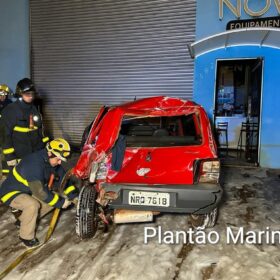 Câmeras de segurança mostram veículo capotando e invadindo empresa, em Maringá Foto 1 Fotos de Câmeras de segurança mostram veículo capotando e invadindo empresa, em Maringá