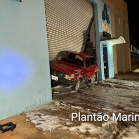 Câmeras de segurança mostram veículo capotando e invadindo empresa, em Maringá Foto 6 Fotos de Câmeras de segurança mostram veículo capotando e invadindo empresa, em Maringá