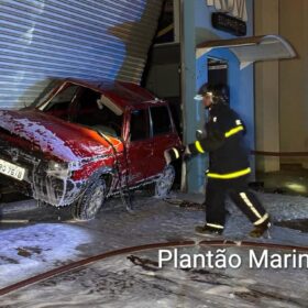 Câmeras de segurança mostram veículo capotando e invadindo empresa, em Maringá Foto 8 Fotos de Câmeras de segurança mostram veículo capotando e invadindo empresa, em Maringá