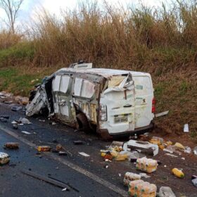 Fotos de Carro fica destruído após acidente impressionante na rodovia BR-376