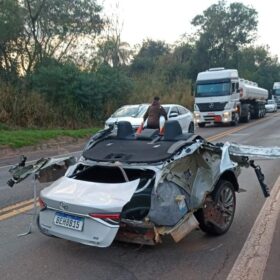 Fotos de Carro fica destruído após acidente impressionante na rodovia BR-376
