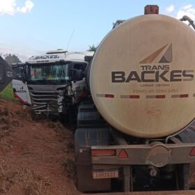 Fotos de Carro fica destruído após acidente impressionante na rodovia BR-376