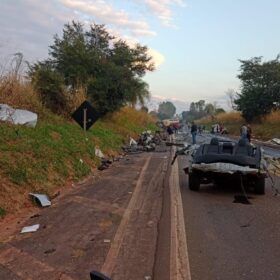 Fotos de Carro fica destruído após acidente impressionante na rodovia BR-376