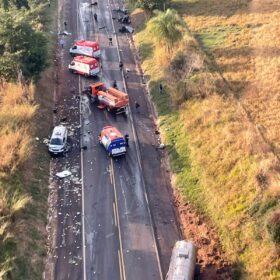 Dentista morre após carro ficar destruído em acidente na BR-376 Foto 3 Fotos de Dentista morre após carro ficar destruído em acidente na BR-376