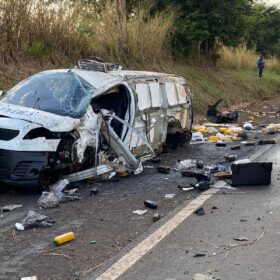 Dentista morre após carro ficar destruído em acidente na BR-376 Foto 1 Fotos de Dentista morre após carro ficar destruído em acidente na BR-376
