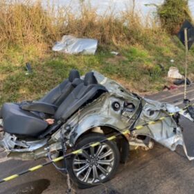 Dentista morre após carro ficar destruído em acidente na BR-376 Foto 4 Fotos de Dentista morre após carro ficar destruído em acidente na BR-376