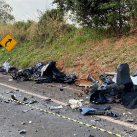 Dentista morre após carro ficar destruído em acidente na BR-376 Foto 5 Fotos de Dentista morre após carro ficar destruído em acidente na BR-376