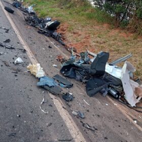 Dentista morre após carro ficar destruído em acidente na BR-376 Foto 6 Fotos de Dentista morre após carro ficar destruído em acidente na BR-376
