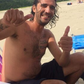 Homem morre após carro bater contra árvore em Maringá Foto 2 Fotos de Homem morre após carro bater contra árvore em Maringá