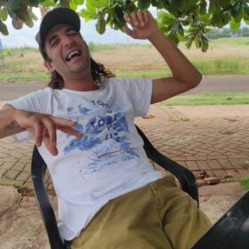 Homem morre após carro bater contra árvore em Maringá Foto 3 Fotos de Homem morre após carro bater contra árvore em Maringá