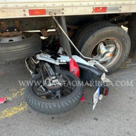 Fotos de Moto vai parar embaixo de caminhão após acidente em Maringá