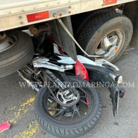 Fotos de Moto vai parar embaixo de caminhão após acidente em Maringá