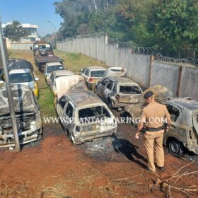 Quatro viaturas da Polícia Militar ficam destruídas após incêndio em Maringá Foto 3 Fotos de Quatro viaturas da Polícia Militar ficam destruídas após incêndio em Maringá