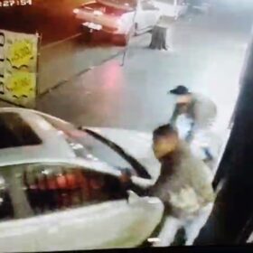 Após briga por causa de mulher motorista invade calçada e atropela homem em Sarandi Foto 12 Fotos de Após briga por causa de mulher motorista invade calçada e atropela homem em Sarandi