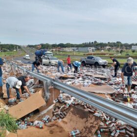 Carga de bebidas cai de caminhão no Contorno Norte em Maringá Foto 2 Fotos de Carga de bebidas cai de caminhão no Contorno Norte em Maringá