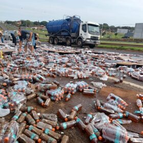 Carga de bebidas cai de caminhão no Contorno Norte em Maringá Foto 11 Fotos de Carga de bebidas cai de caminhão no Contorno Norte em Maringá